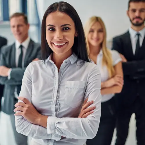 Eine Frau und weitere Büroangestellte