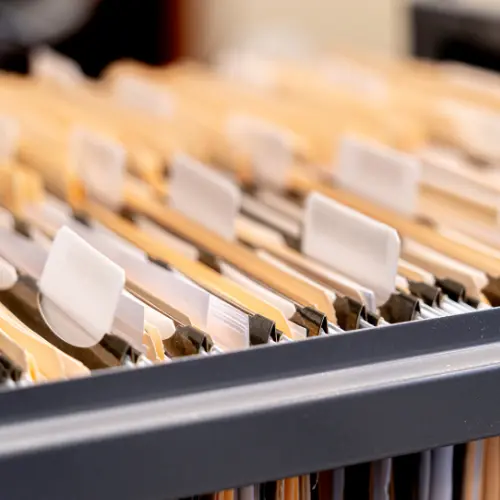 Eine Schublade mit Hängeakten